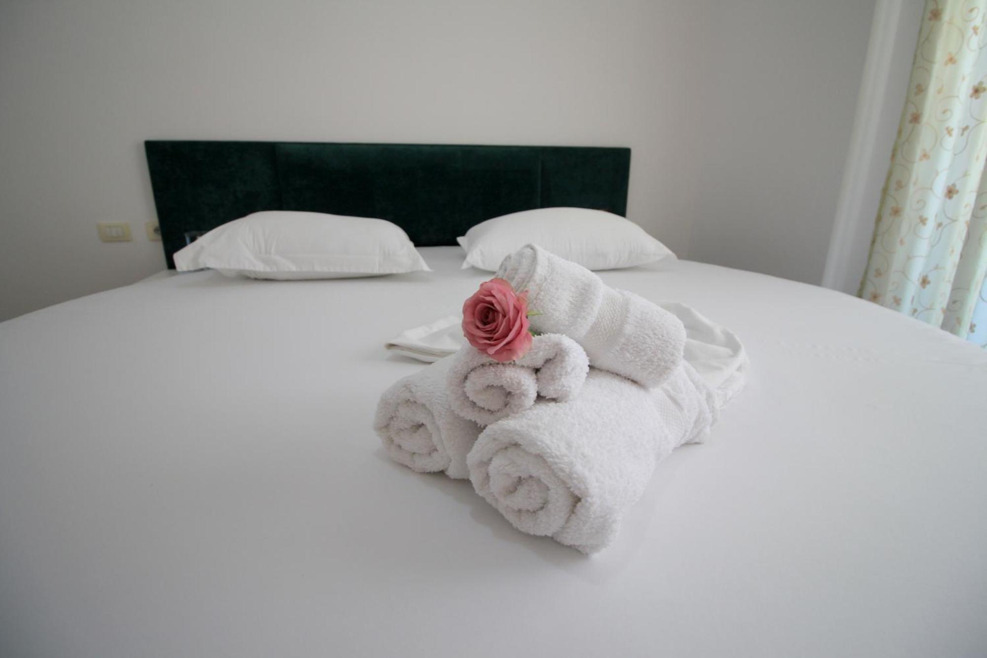 July Seaview Apartments ساراندا المظهر الخارجي الصورة